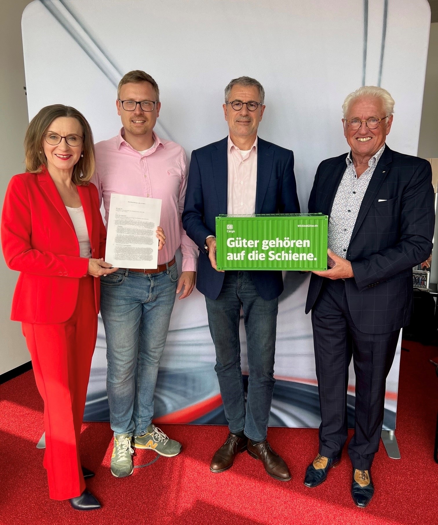 Dr. Sigrid Evelyn Nikutta (Vorstandsvorsitzende DB Cargo AG), Dustin Schöder (Verbundprogramme und -projekte (EEP) Deutsche Bahn AG), Christian Kühnhold und Ekart Kuhn – Gesellschafter Smart City Loop GmbH, nach der Unterzeichnung des LOI